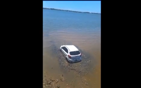 Freio de mão falha e carro vai parar no Rio Sergipe, veja o vídeo
