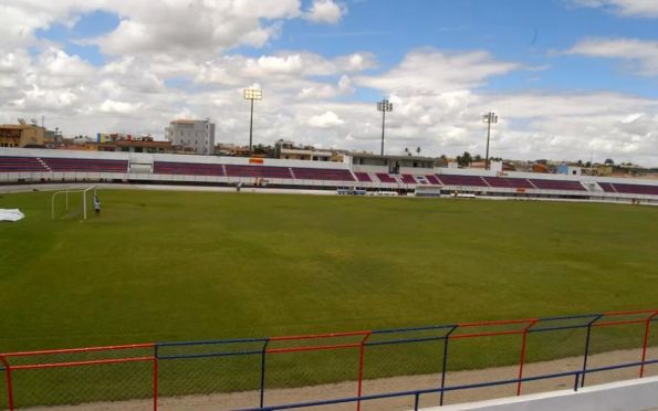 Governo assina contrato de reforma do estádio Mendonção, em Itabaiana