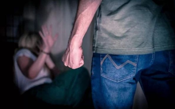 Homem é preso em flagrante por agredir companheira, filha e sogra em Dores