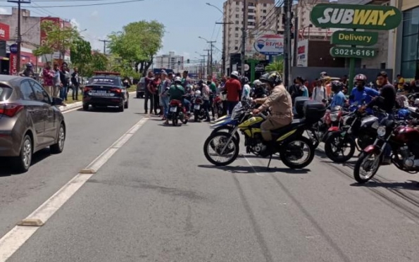 Motociclistas de aplicativo realizam manifestação na avenida Hermes Fontes