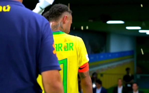 Neymar é atingido por saco de pipoca e se irrita com torcedores