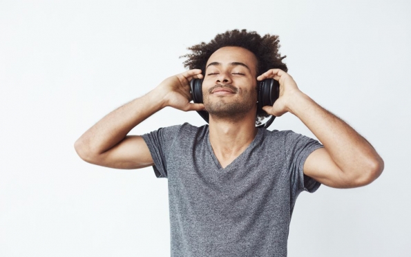 Ouvir a música preferida é capaz de reduzir dor física, afirma estudo