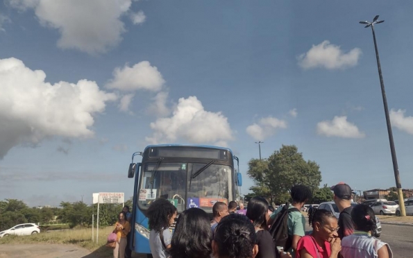 Pneu de ônibus estoura e causa transtornos para passageiros em Aracaju 