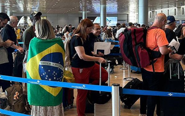 Primeiro avião trazendo brasileiros de Israel chega ao Brasil 