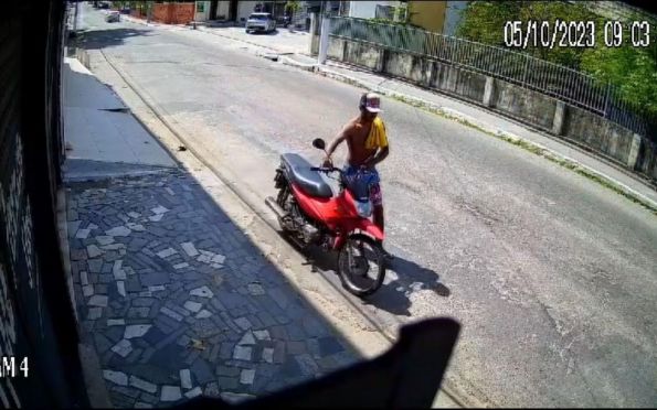 Suspeito de roubar motocicleta em Aracaju é procurado pela polícia