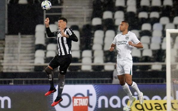 Tiquinho Soares decide com golaço e Botafogo empata com o Goiás