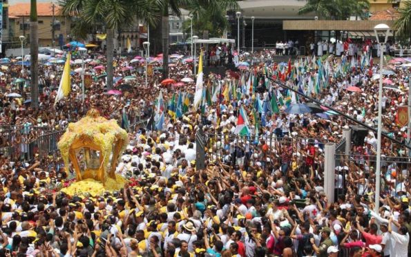 Tradicional procissão do Círio de Nazaré leva multidão às ruas de Belém
