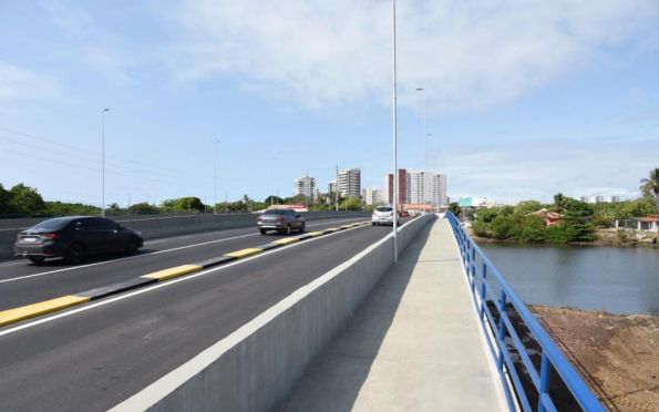 Três veículos colidem e motociclista fica ferido na ponte sobre o rio Poxim