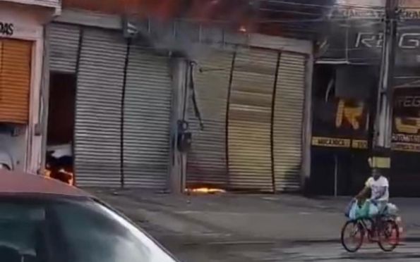 Vídeo: Borracharia pega fogo na avenida Euclides Figueiredo, em Aracaju