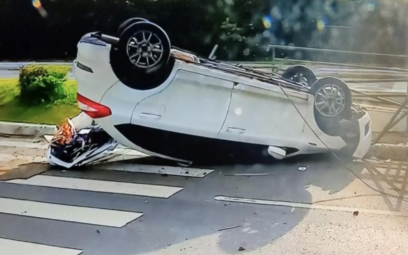 Carro capota na avenida Beira Mar, na Zona Sul de Aracaju