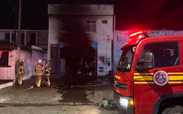 Carro pega fogo dentro de oficina no bairro Siqueira Campos