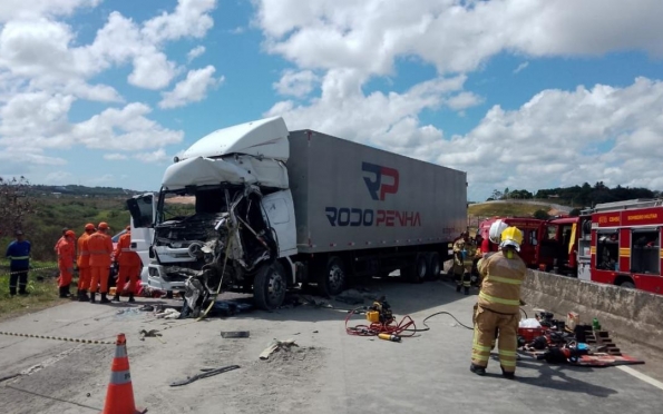 Colisão entre caminhões deixa condutor preso às ferragens na BR-101 em Socorro