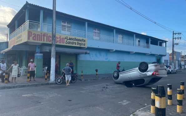 Colisão entre dois carros de passeio causa capotamento em Aracaju