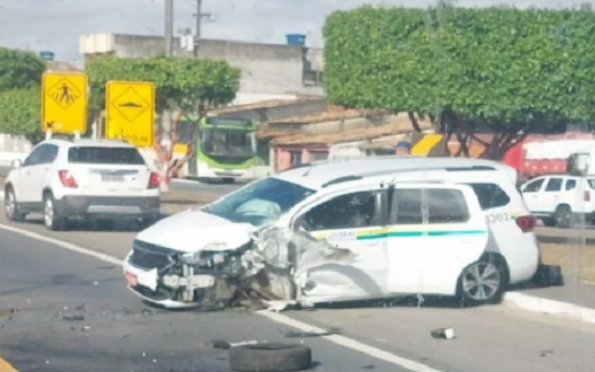 Colisão entre táxi e motocicleta na SE-270 deixa três feridos em Simão Dias