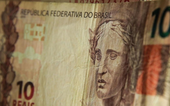 Cresce número de brasileiros que sacam dinheiro em bancos