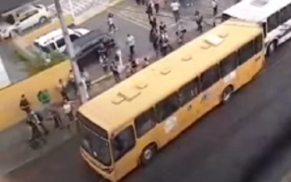 Dois ônibus colidem no Conjunto Santa Lucia, em Aracaju