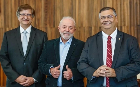 Lula indica Flávio Dino para vaga no STF; nome vai para o Senado