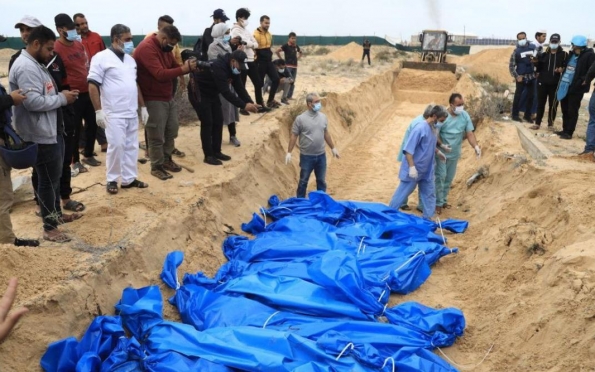 Mais de 100 palestinos são enterrados em cova comum na Faixa de Gaza