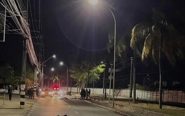 Motociclista e passageiro morrem após veículo tombar em avenida de Aracaju 