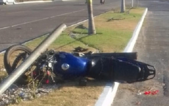 Motociclista morre após colidir com placa de sinalização na rodovia SE-100