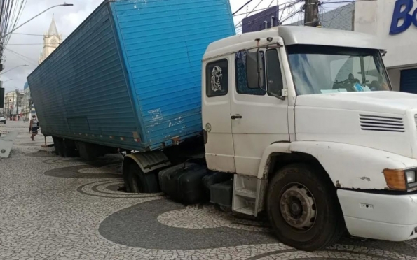 Motorista erra caminho e afunda carreta no Calcadão do Centro de Aracaju