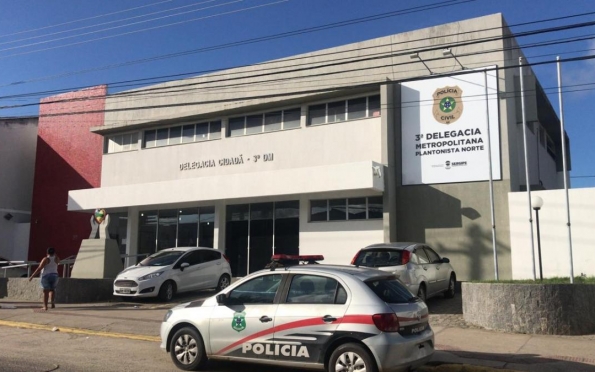 Mulher é presa por desacato ao tentar tomar arma de PMs em Aracaju