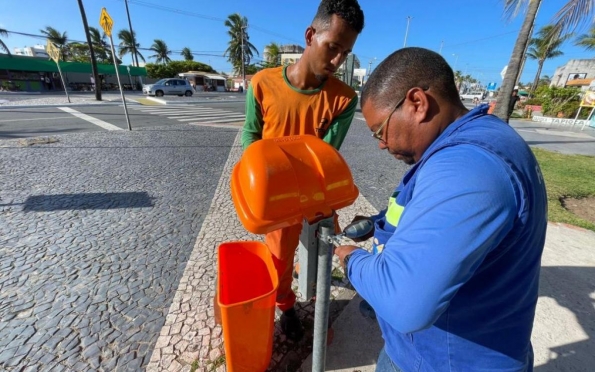 Papeleiras são instaladas em toda extensão da Orla da Atalaia, em Aracaju