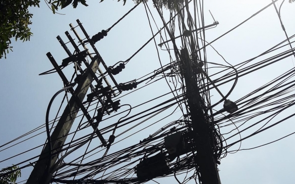 Vídeo mostra homem furtando fios da rede elétrica em Aracaju