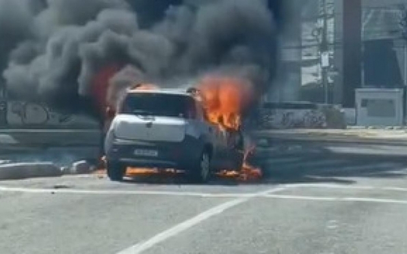 Vídeo: veículo pega fogo próximo a um shopping de Aracaju