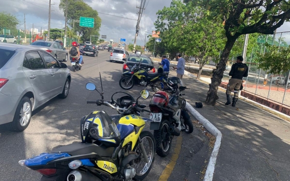 Acidentes na avenida Tancredo Neves deixam trânsito lento 