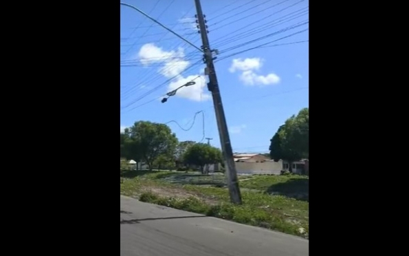 Caminhão derruba postes e deixa moradores sem energia em Socorro