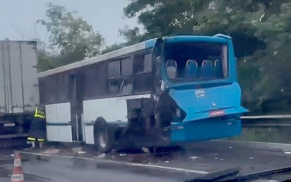 Caminhão e ônibus intermunicipal colidem na BR-101 em Itaporanga d'Ajuda