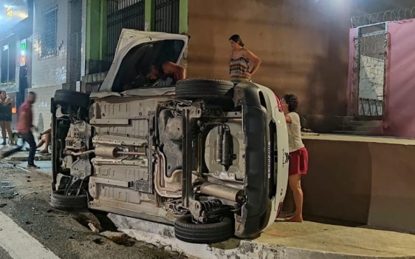 Colisão entre veículos termina com capotamento e condutor ferido em Aracaju