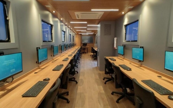 Carreta escola de informática do Senac recebe modernização