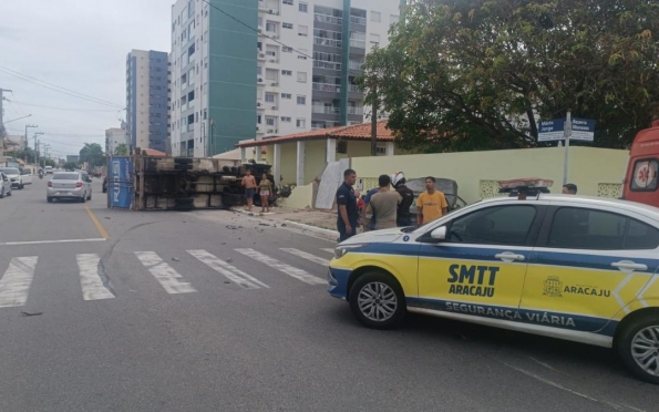 Colisão na Avenida Mario Jorge deixa caminhão virado e dois carros batidos