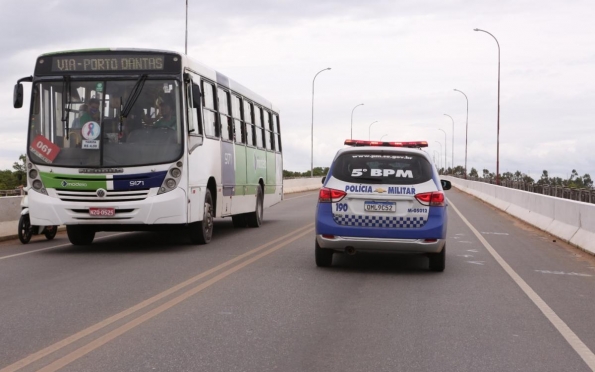 Homem é preso após agredir motorista e quebrar janela do ônibus em Aracaju