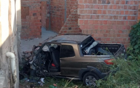 Motorista morre apór perder controle e colidir com muro em Cedro de São João