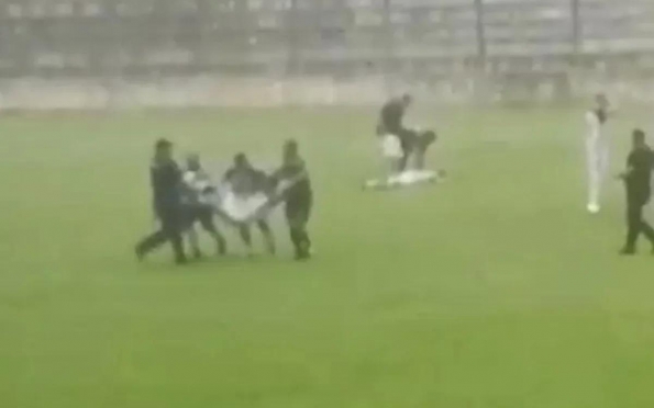 Jogadores são socorridos após raio atingir gramado no Paraná