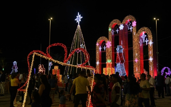 Luzes de Natal são acesas na Colina do Santo Antônio e Orla da Atalaia