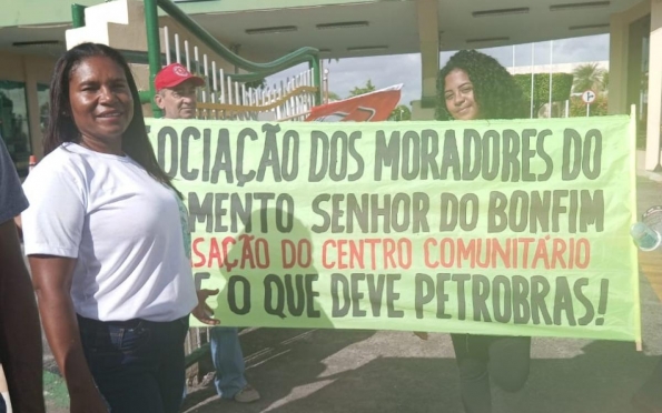 Manifestantes realizam ato em frente à Petrobras, em Aracaju 