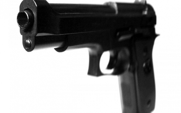 Menino de 5 anos morre ao brincar com arma em casa