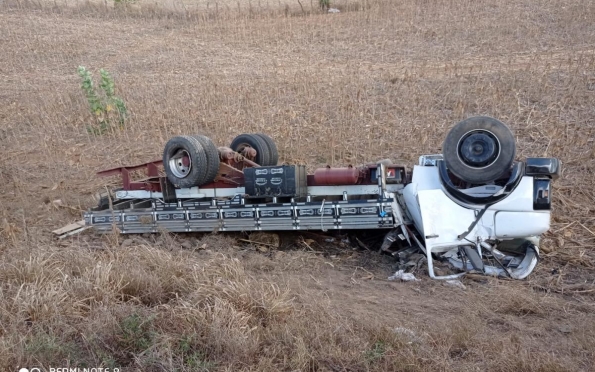 Passageiro morre após caminhão bater em outro veículo e capotar em Carira