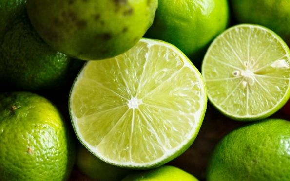 Tomar limão espremido corta gordura de alimentos? Nutris comentam