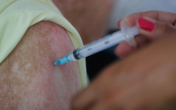 Vacina de reforço bivalente está disponível para prioritários nesta terça