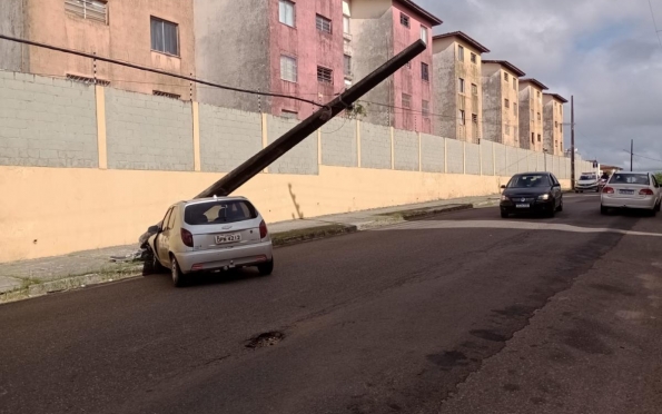 Veículo colide em poste no bairro Jabotiana em Aracaju