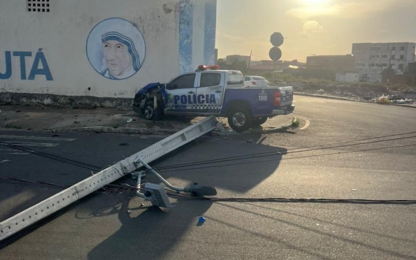 Viatura bate em poste após perder o controle na Zona Sul de Aracaju