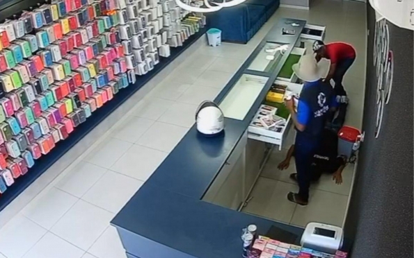 Vídeo: dois homens assaltam loja de eletrônicos em Socorro