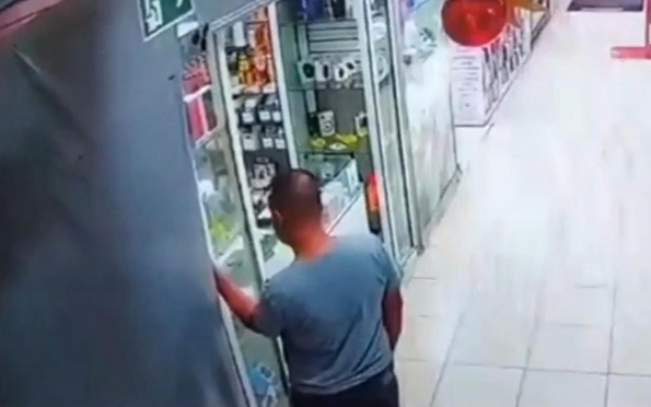 Vídeo: homem furta iPhone de vitrine de loja em menos de 10 segundos