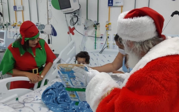 Visita do Papai Noel leva alegria aos pacientes pediátricos do Huse