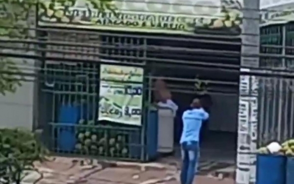  Vídeo: Policial reage a assalto em loja da Zona Sul de Aracaju